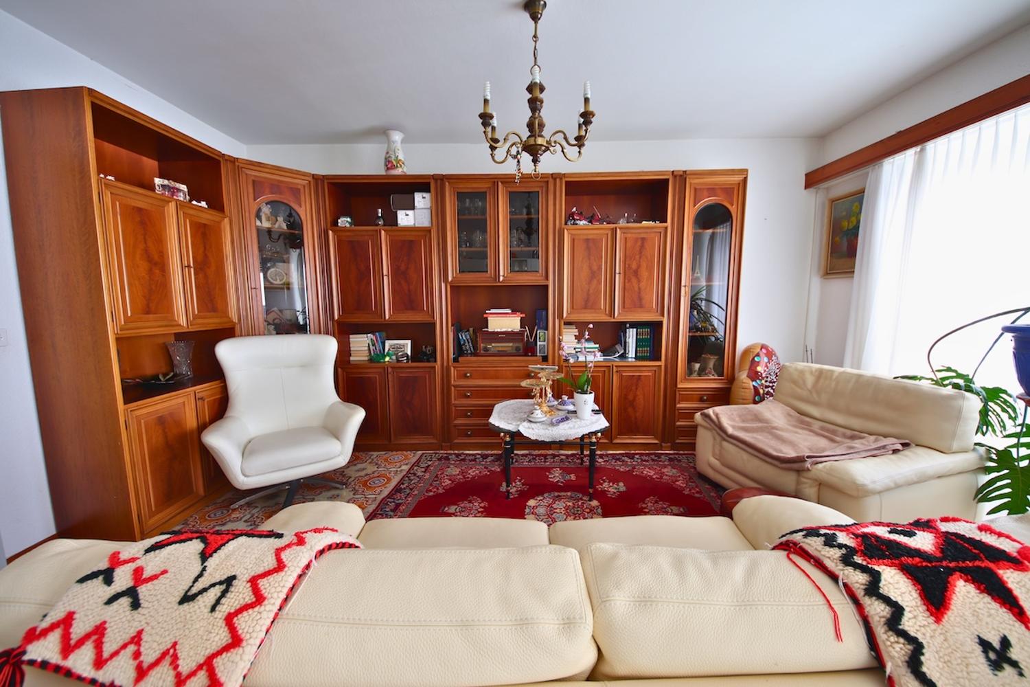 Gemütliches Wohnzimmer mit Holzschrankwand