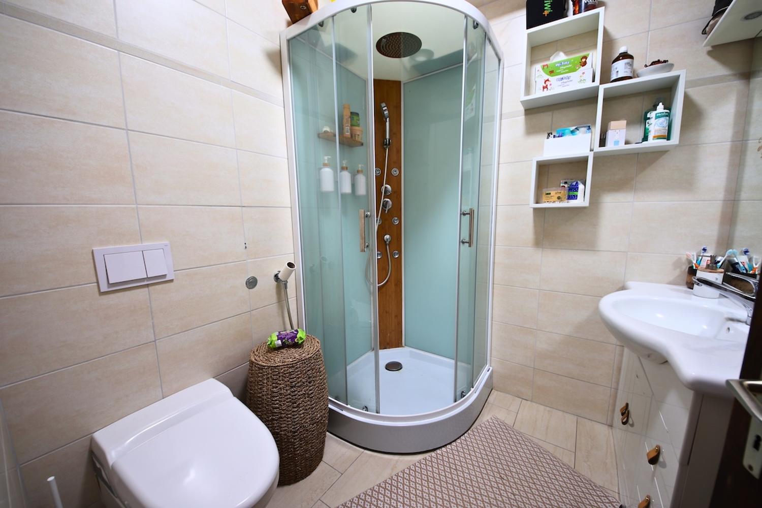 Modernes Badezimmer mit Duschkabine