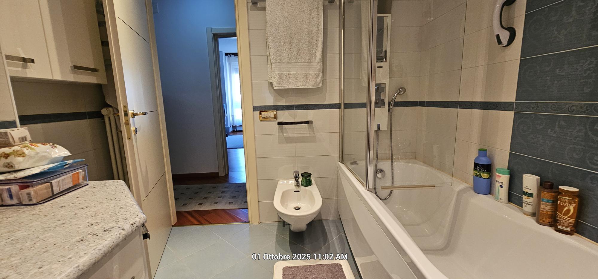 Badezimmer mit Wanne und Bidet