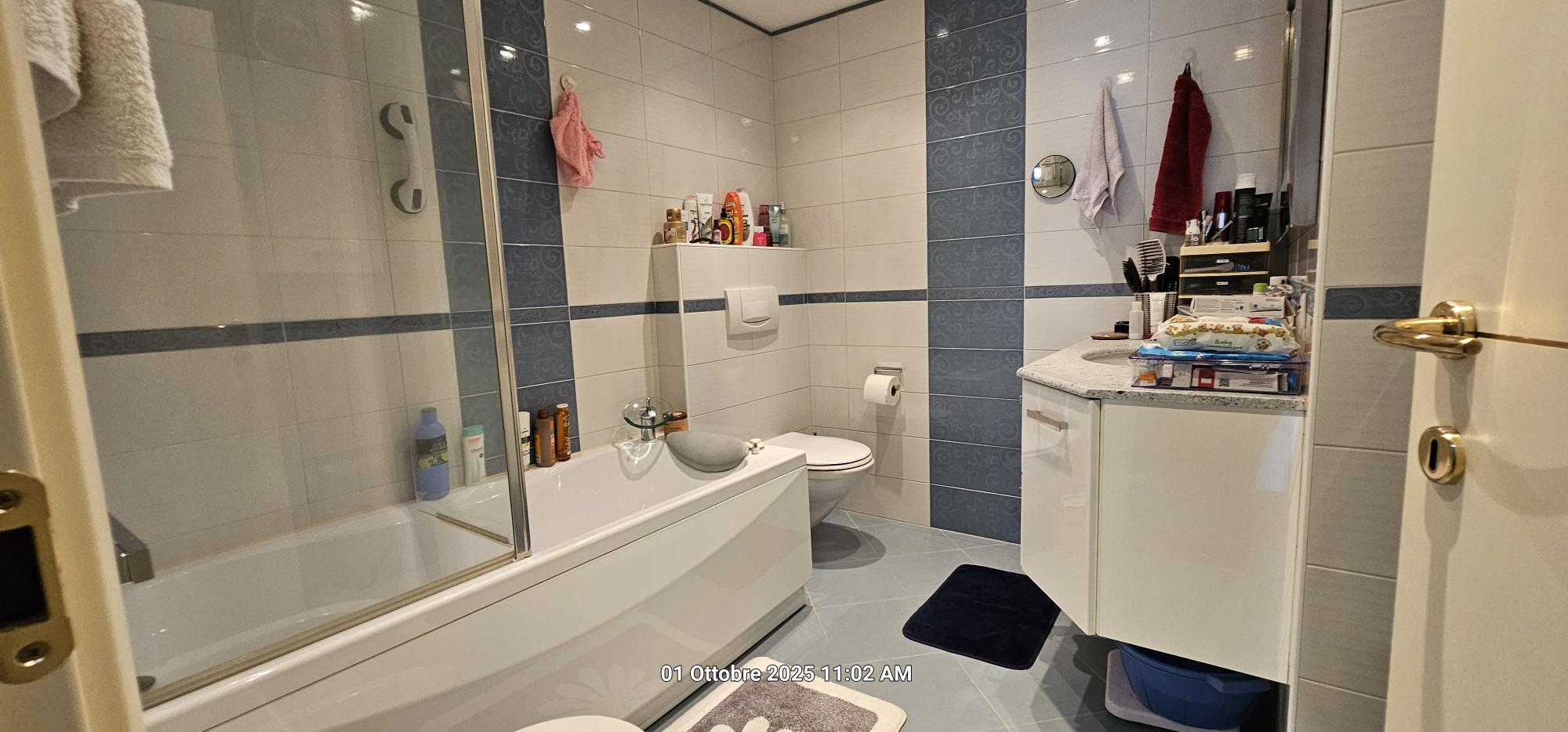 Badezimmer mit Wanne und WC