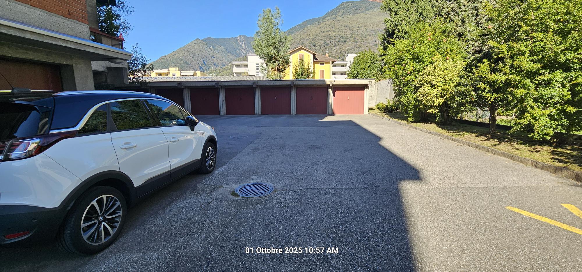Außenansicht eines Garagenhofs mit Bergkulisse