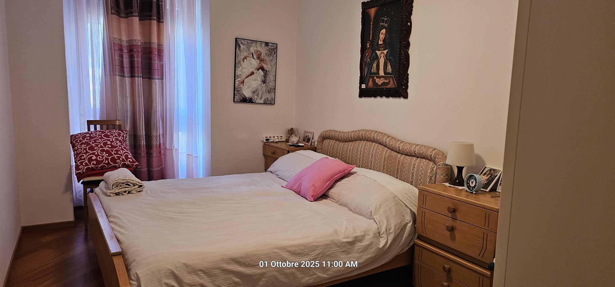 Schlafzimmer mit Doppelbett und Tageslicht