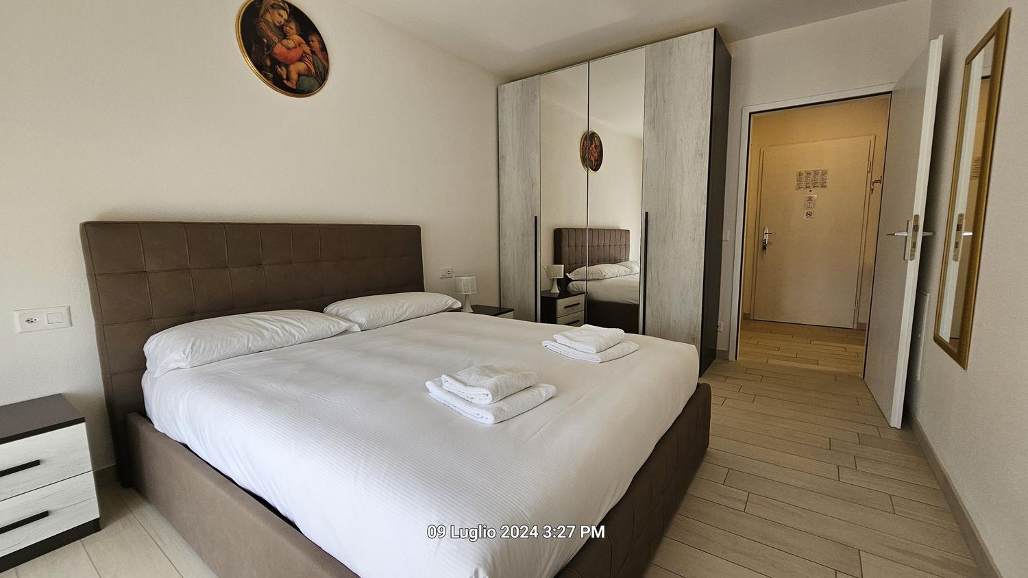 Schlafzimmer mit Doppelbett und Kleiderschrank