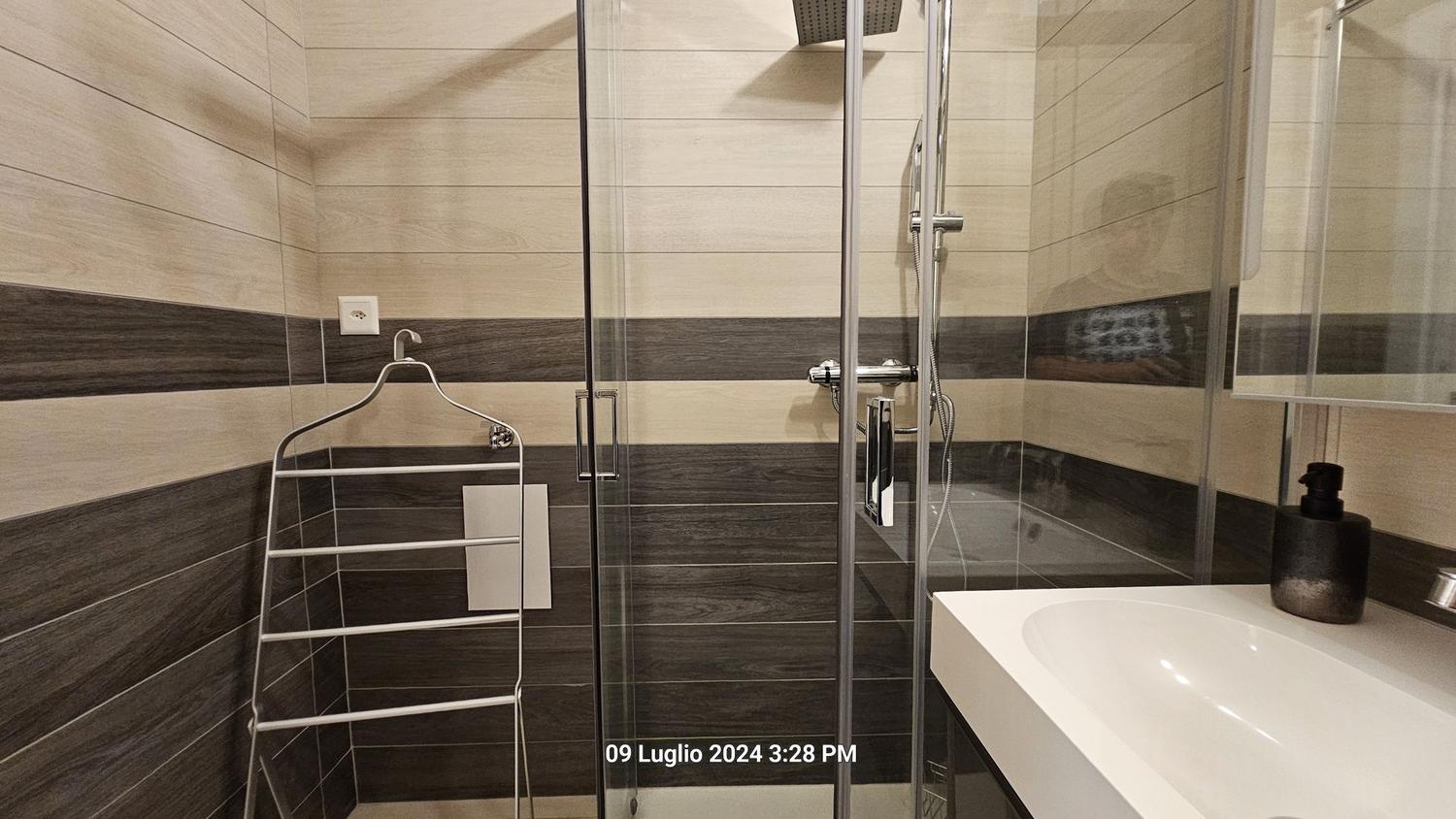 Modernes Duschbad mit Glasabtrennung