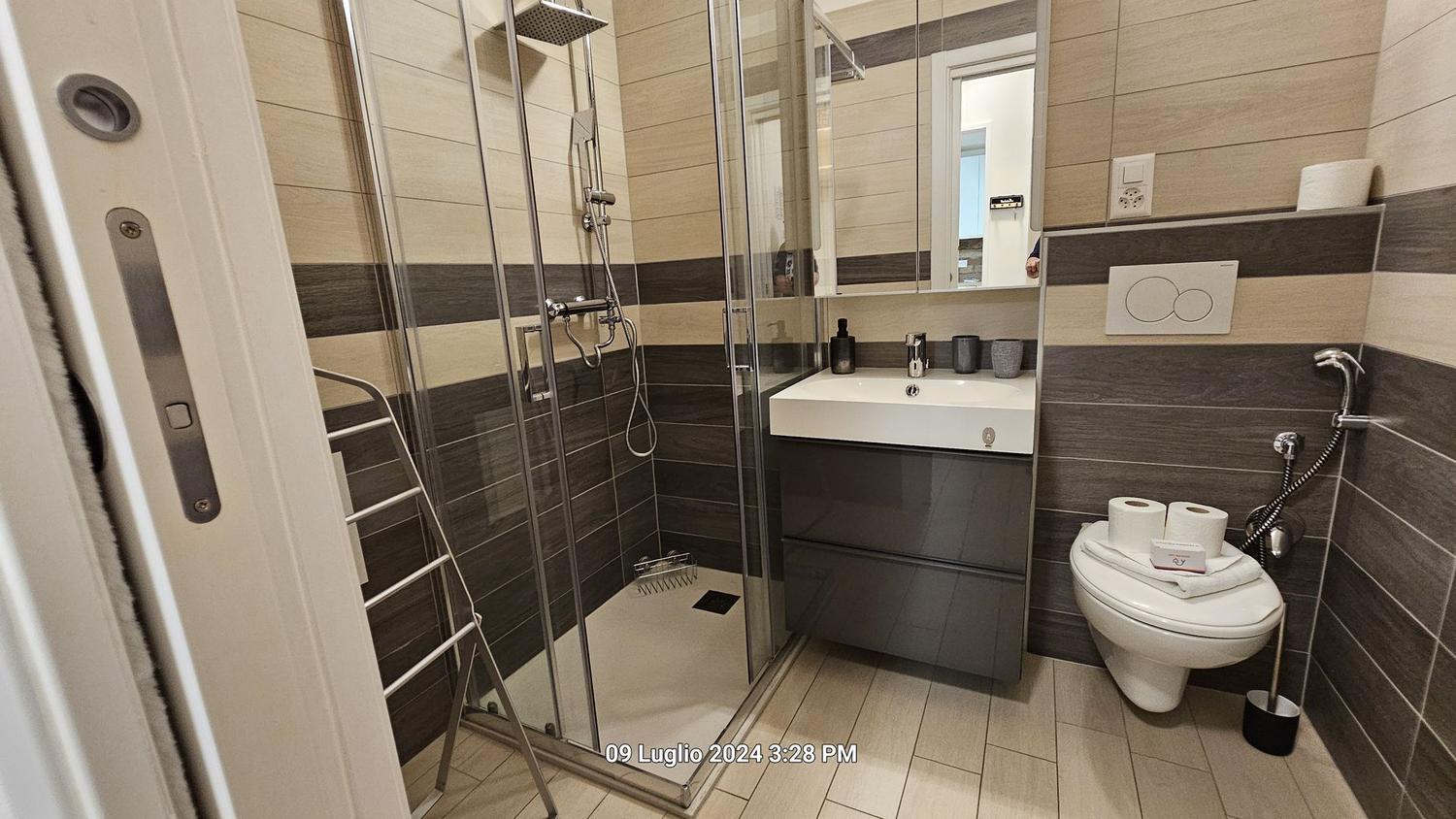 Modernes Badezimmer mit begehbarer Dusche und WC
