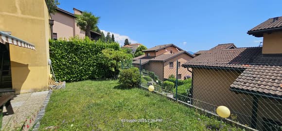 Garten mit Blick auf Nachbarhäuser