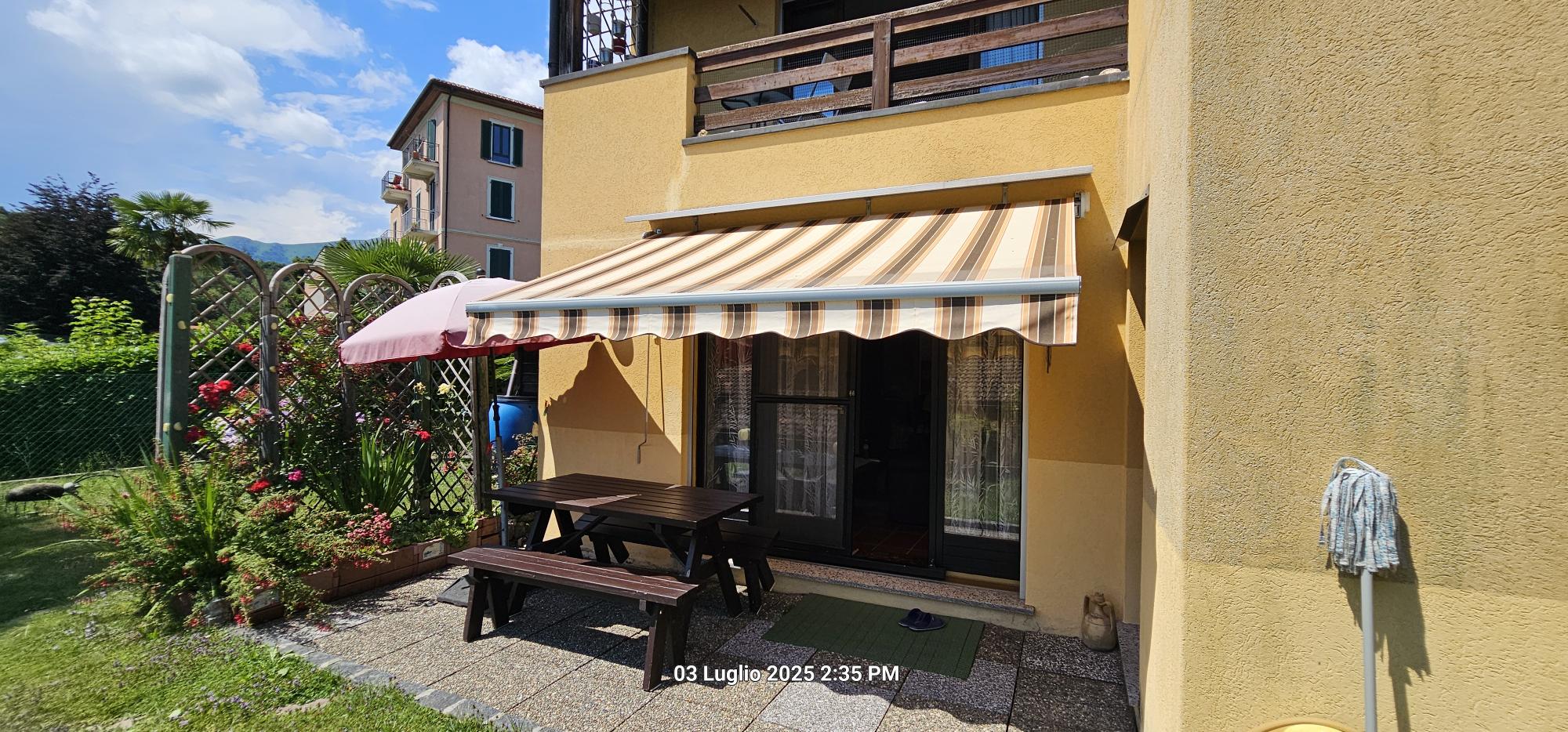Terrasse mit Markise und Gartenblick