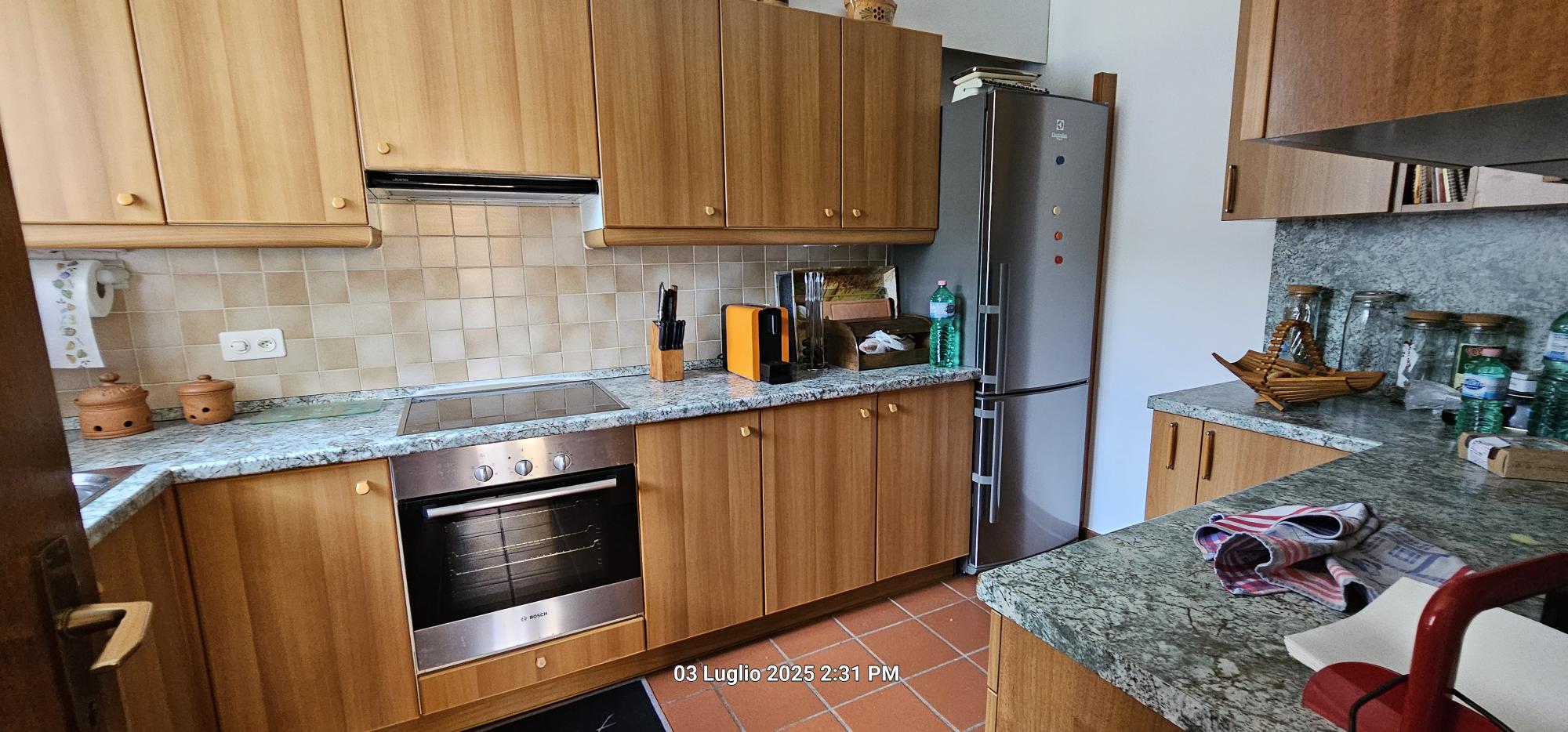 Kompakte Küche mit Holzfronten