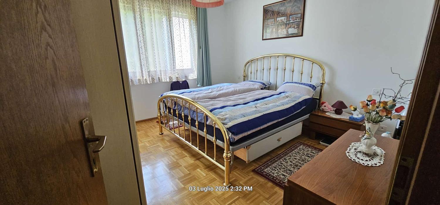 Schlafzimmer mit Doppelbett und Holzmöbeln