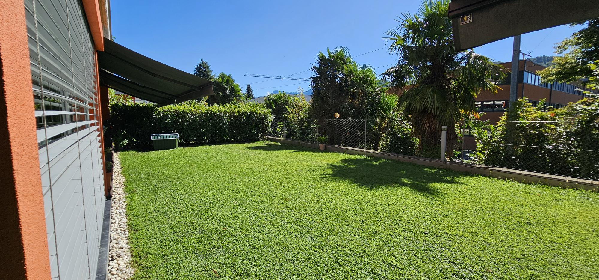 Gepflegter Garten mit Rasenfläche