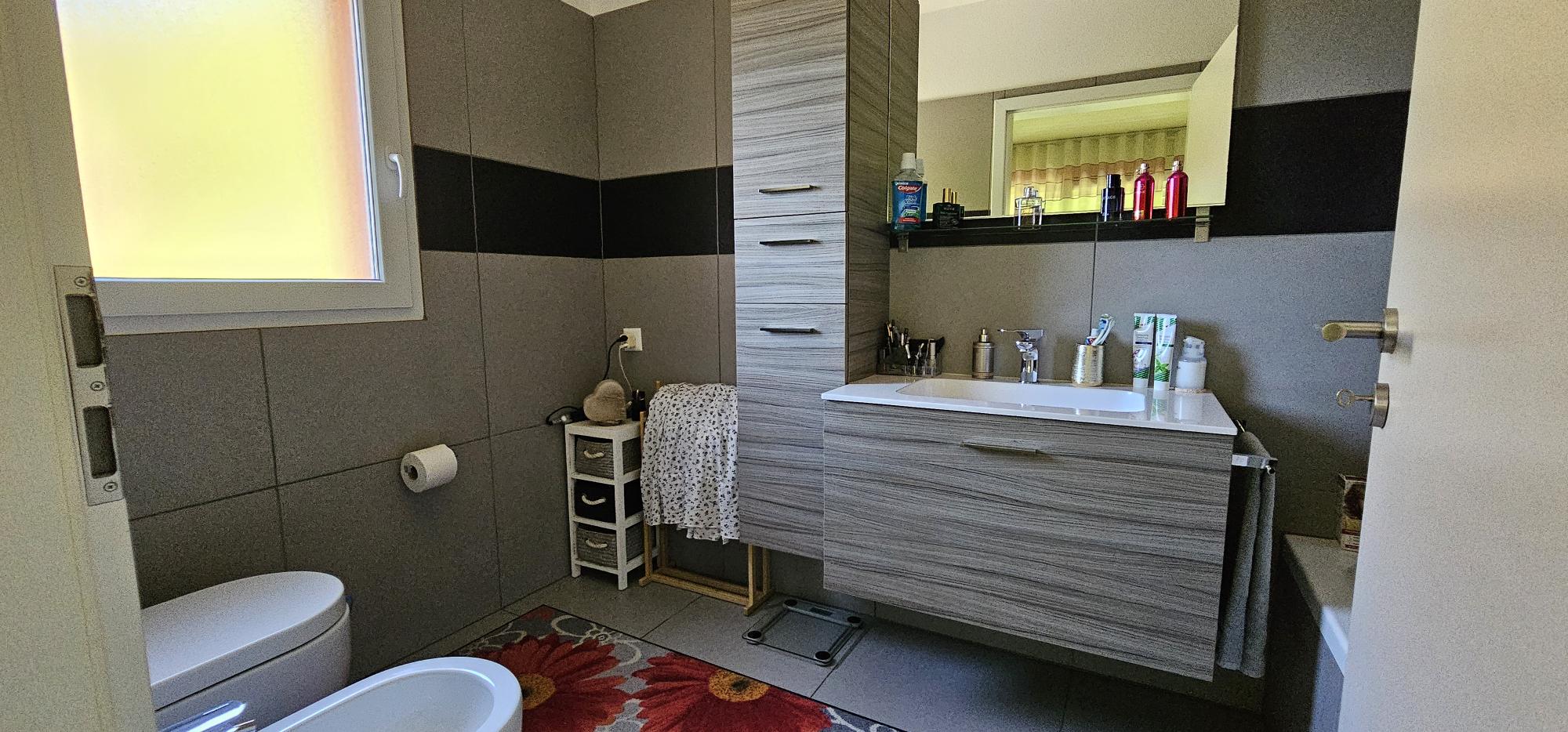 Modernes Badezimmer mit Waschplatz und WC