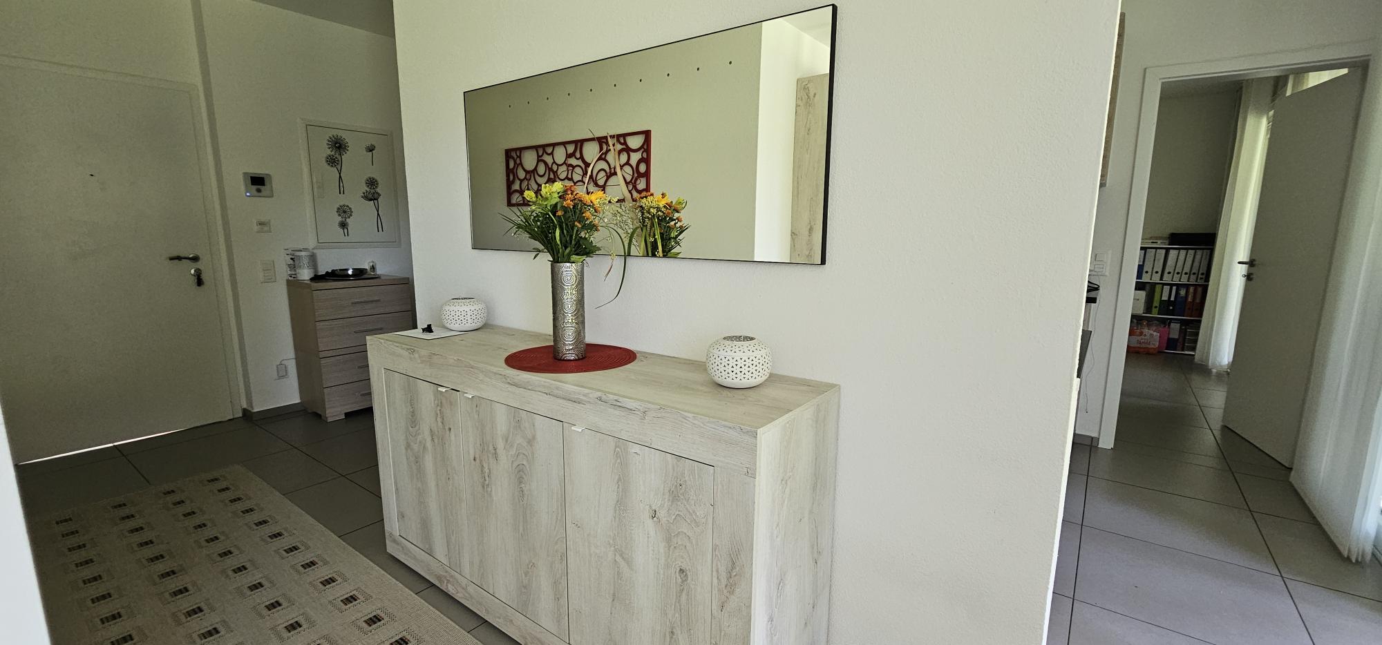 Moderner Eingangsbereich mit Sideboard und Spiegel