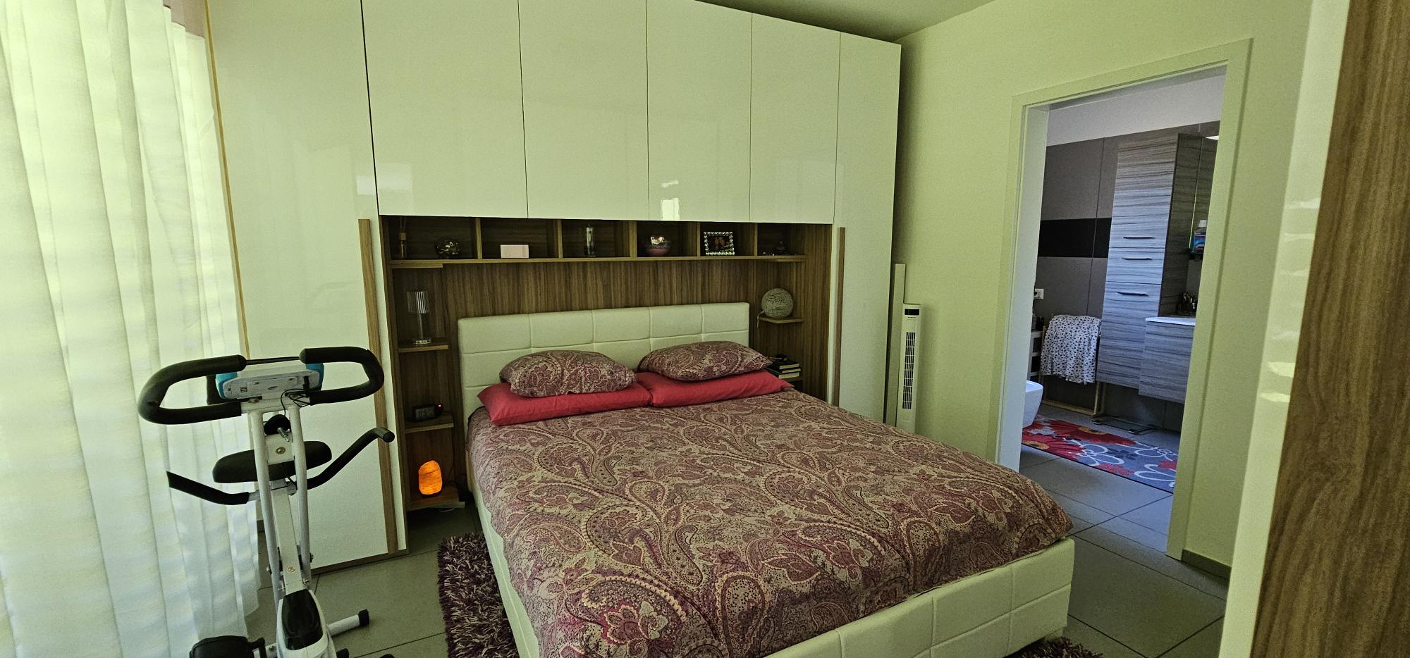 Schlafzimmer mit begehbarer Tür zum Bad