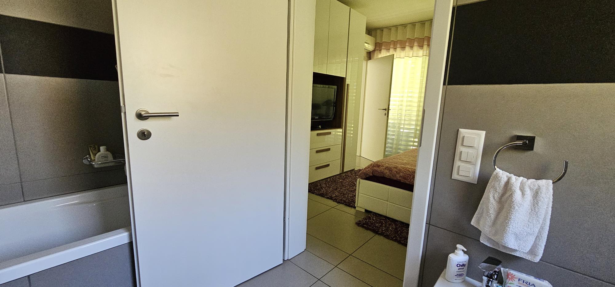 Modernes Badezimmer mit Blick ins Schlafzimmer
