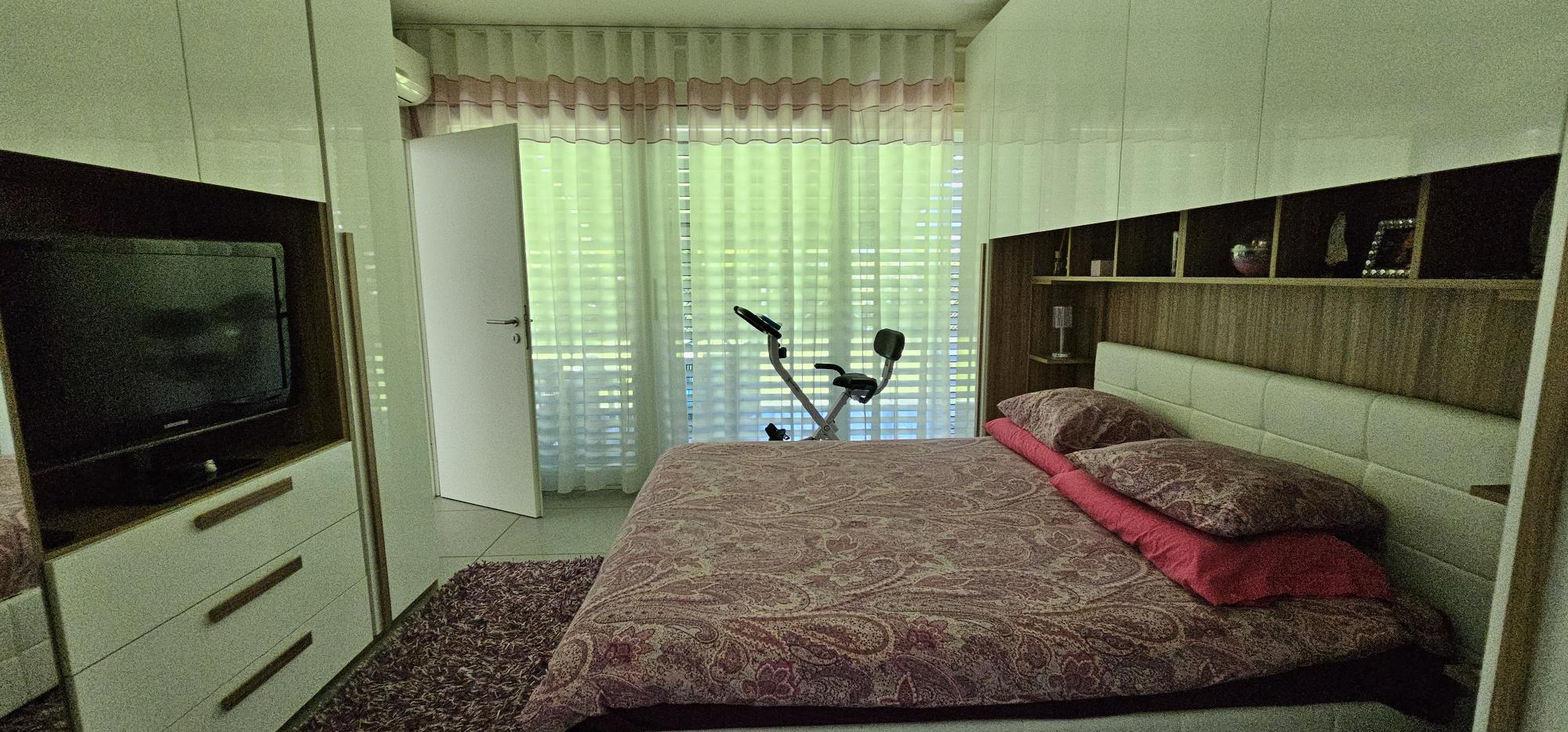 Modernes Schlafzimmer mit Einbauschränken