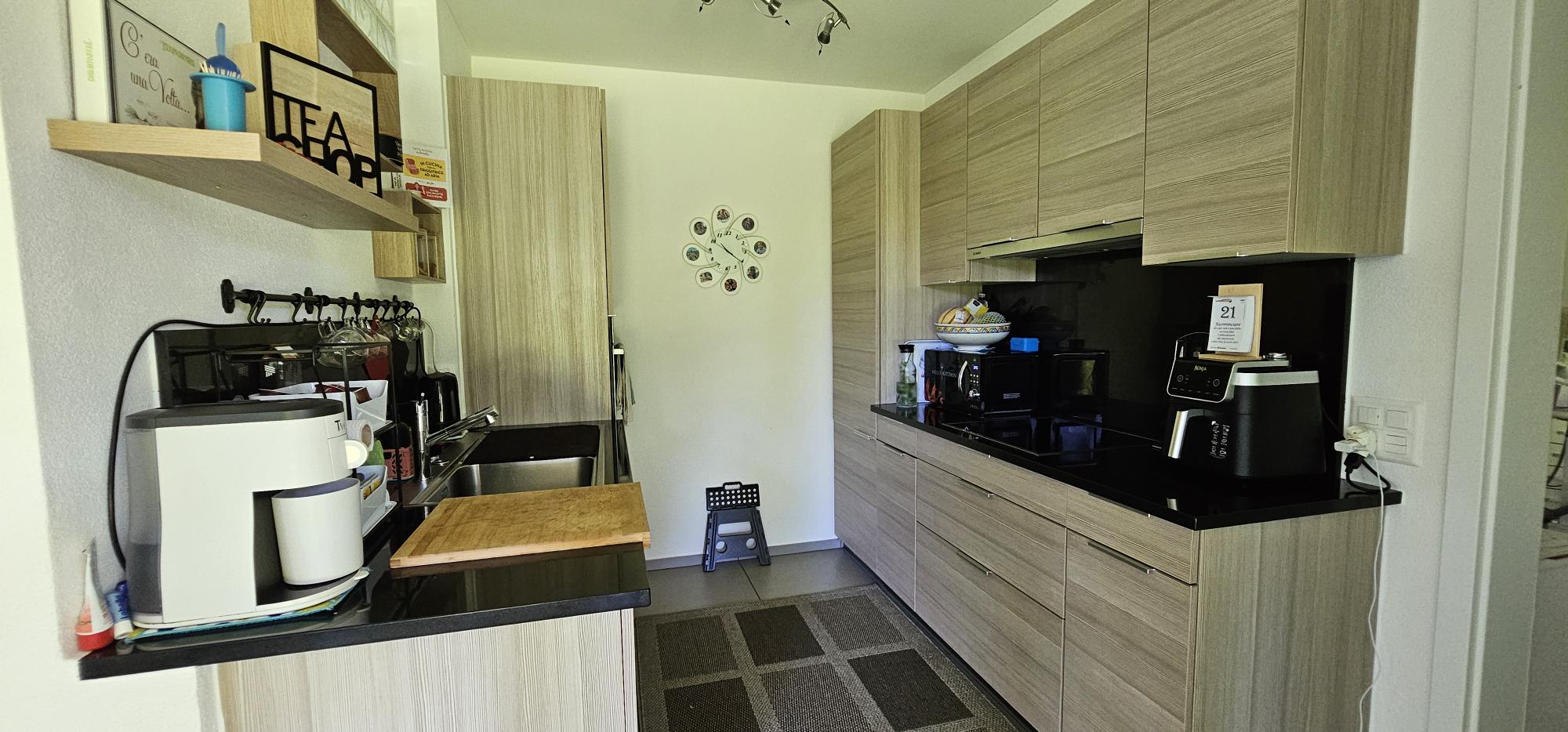 Moderne Küchenzeile in Holzoptik