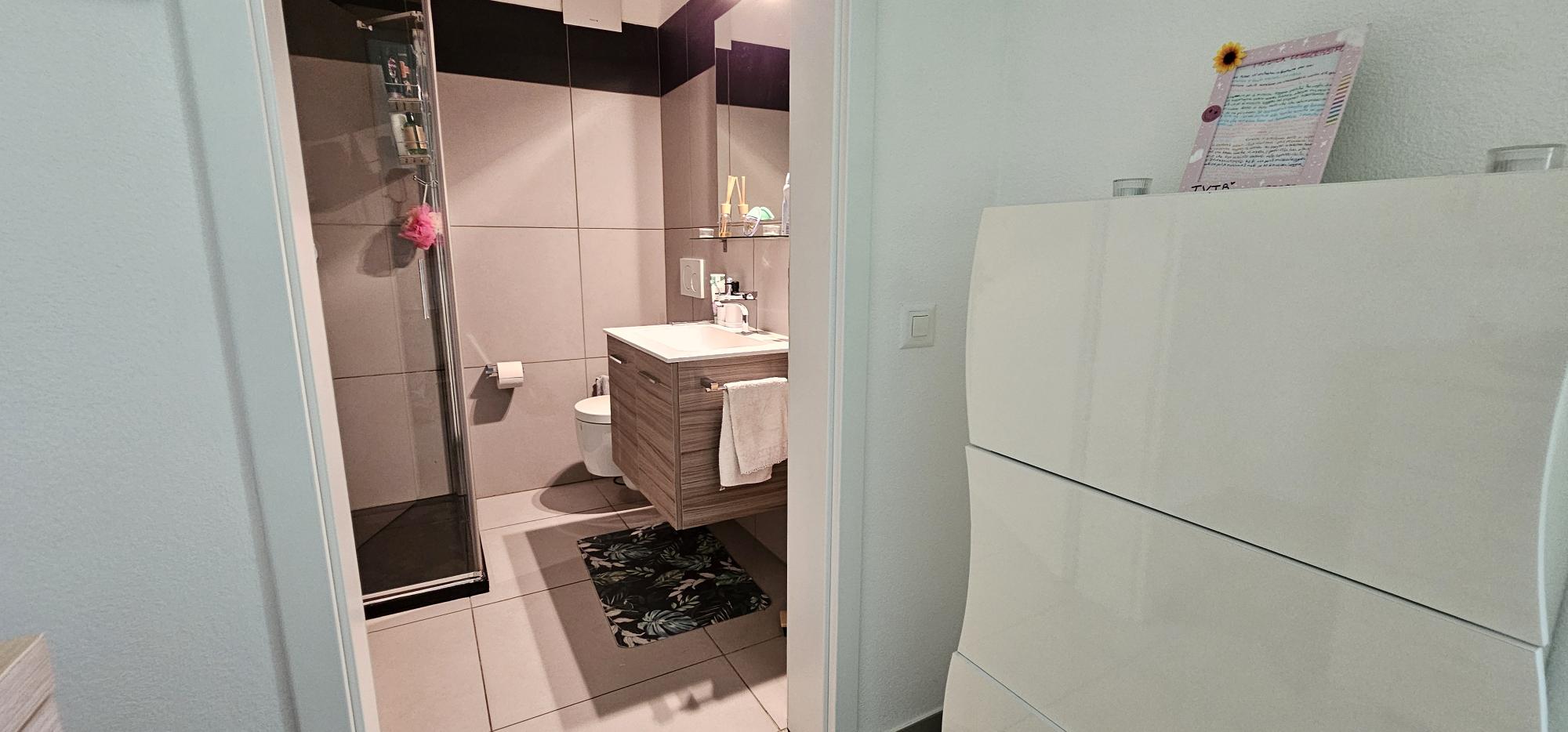 Blick in ein modernes Badezimmer