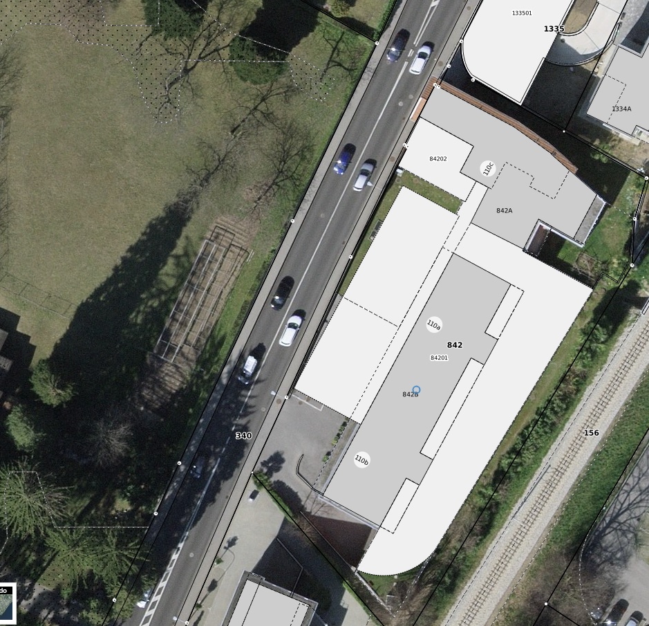 Luftbild eines Grundstücks mit Gebäuden und Straße