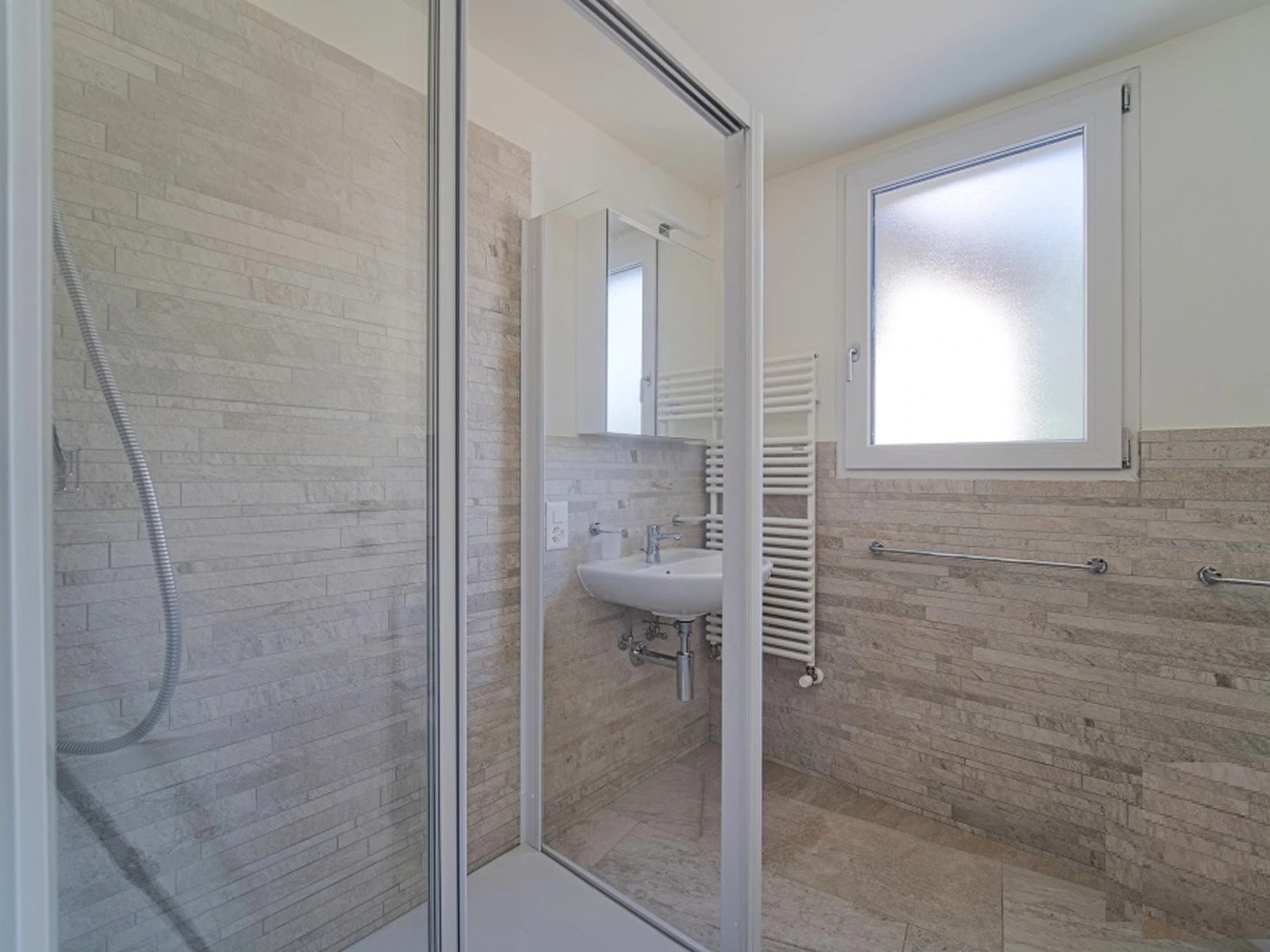 Modernes Badezimmer mit Dusche und Fenster