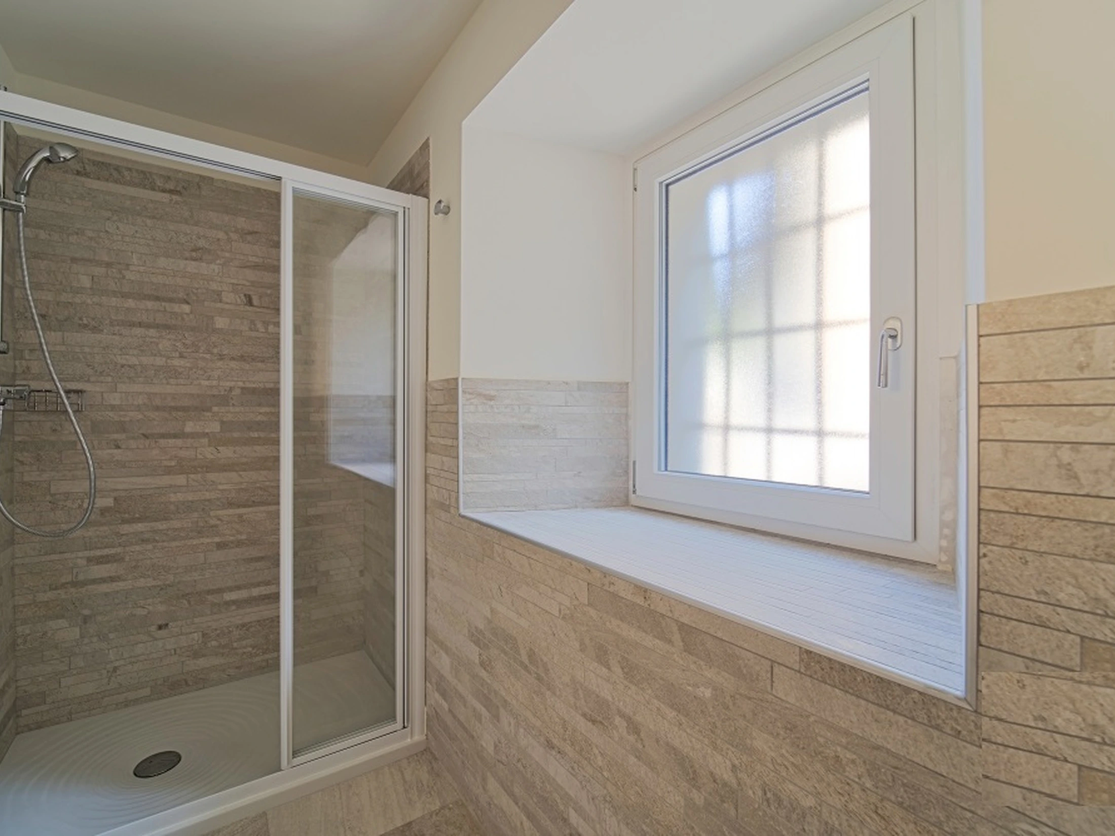 Badezimmer mit gefliester Dusche