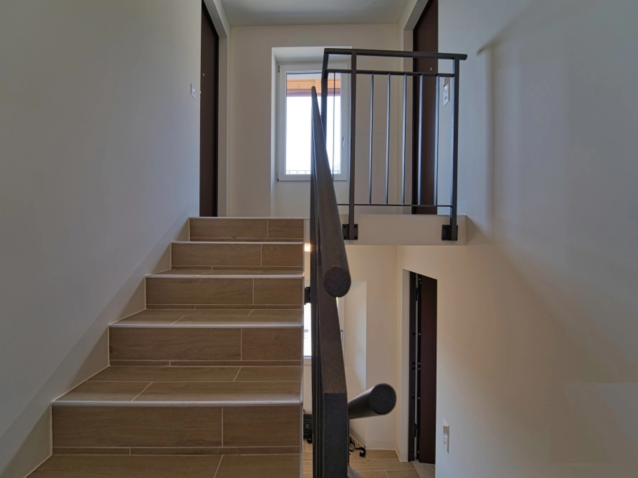 Treppenhaus mit Flur und Geländer