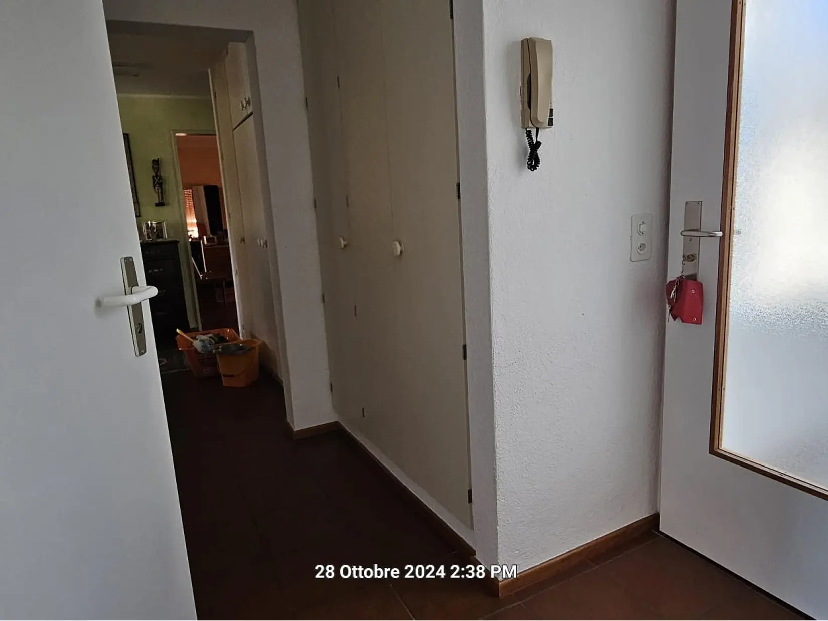Flur mit Eingangsbereich und Türen