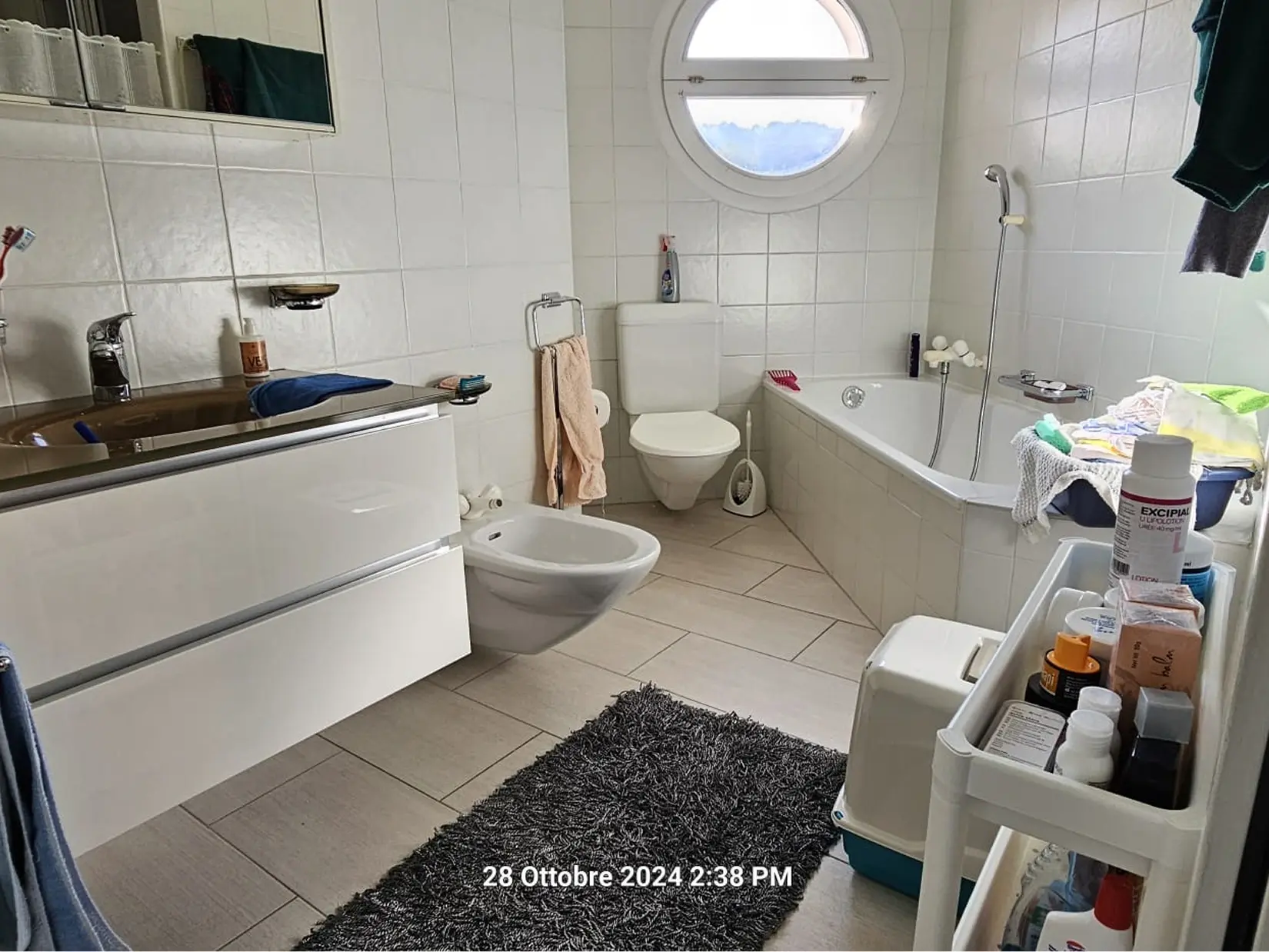 Badezimmer mit Badewanne und Bidet