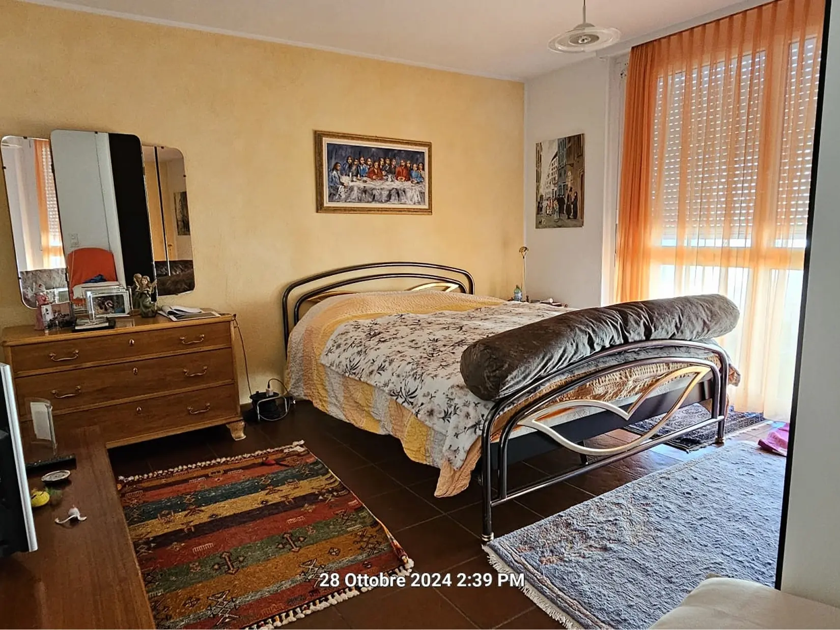Schlafzimmer mit Bett und Fenster