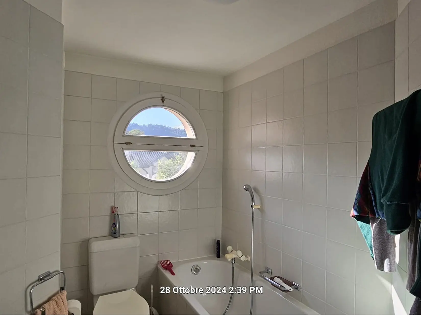 Badezimmer mit rundem Fenster