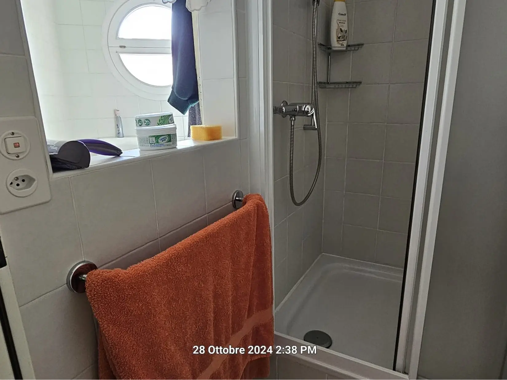 Badezimmer mit Dusche