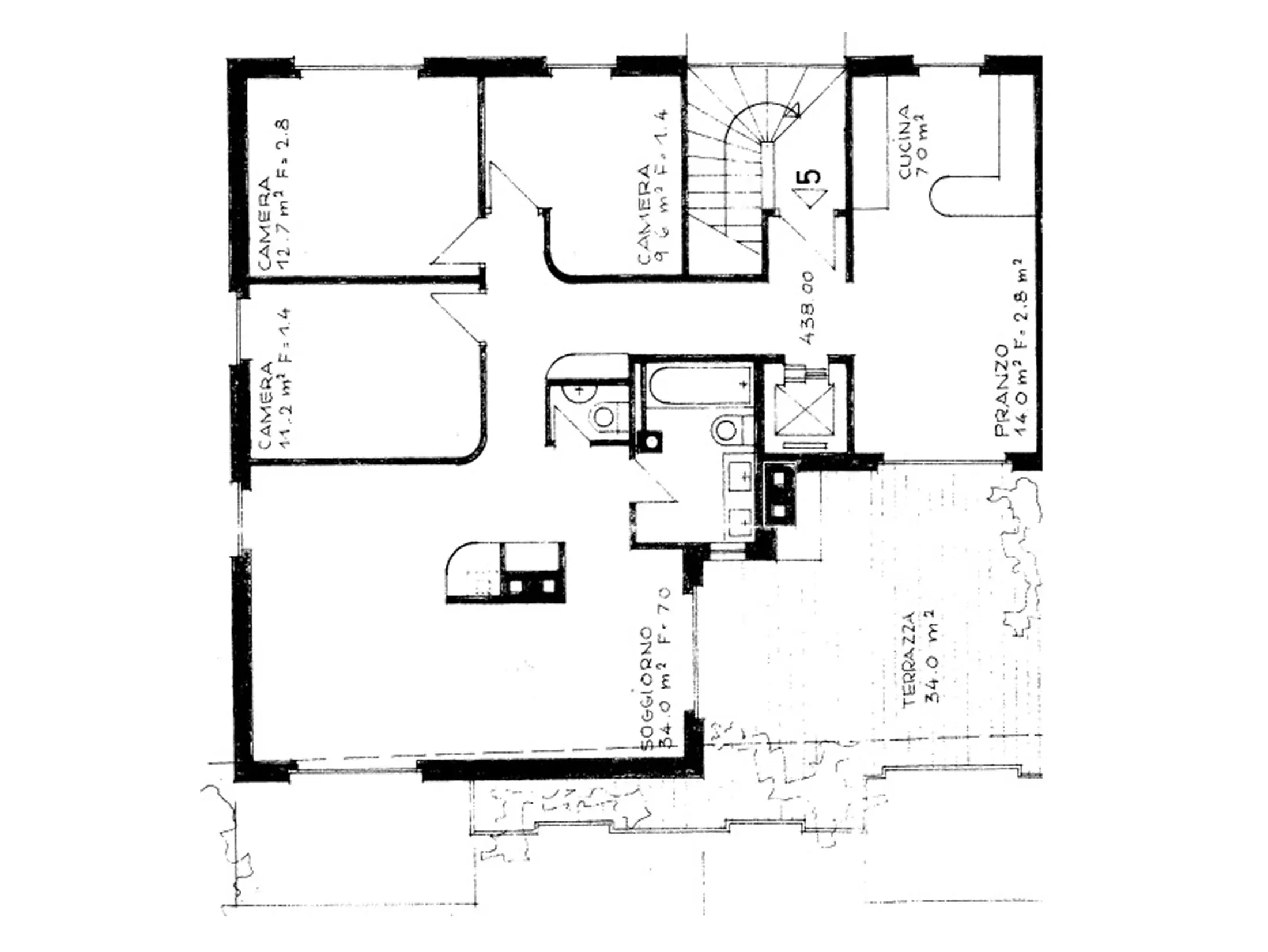 Grundriss mit Terrasse und mehreren Räumen