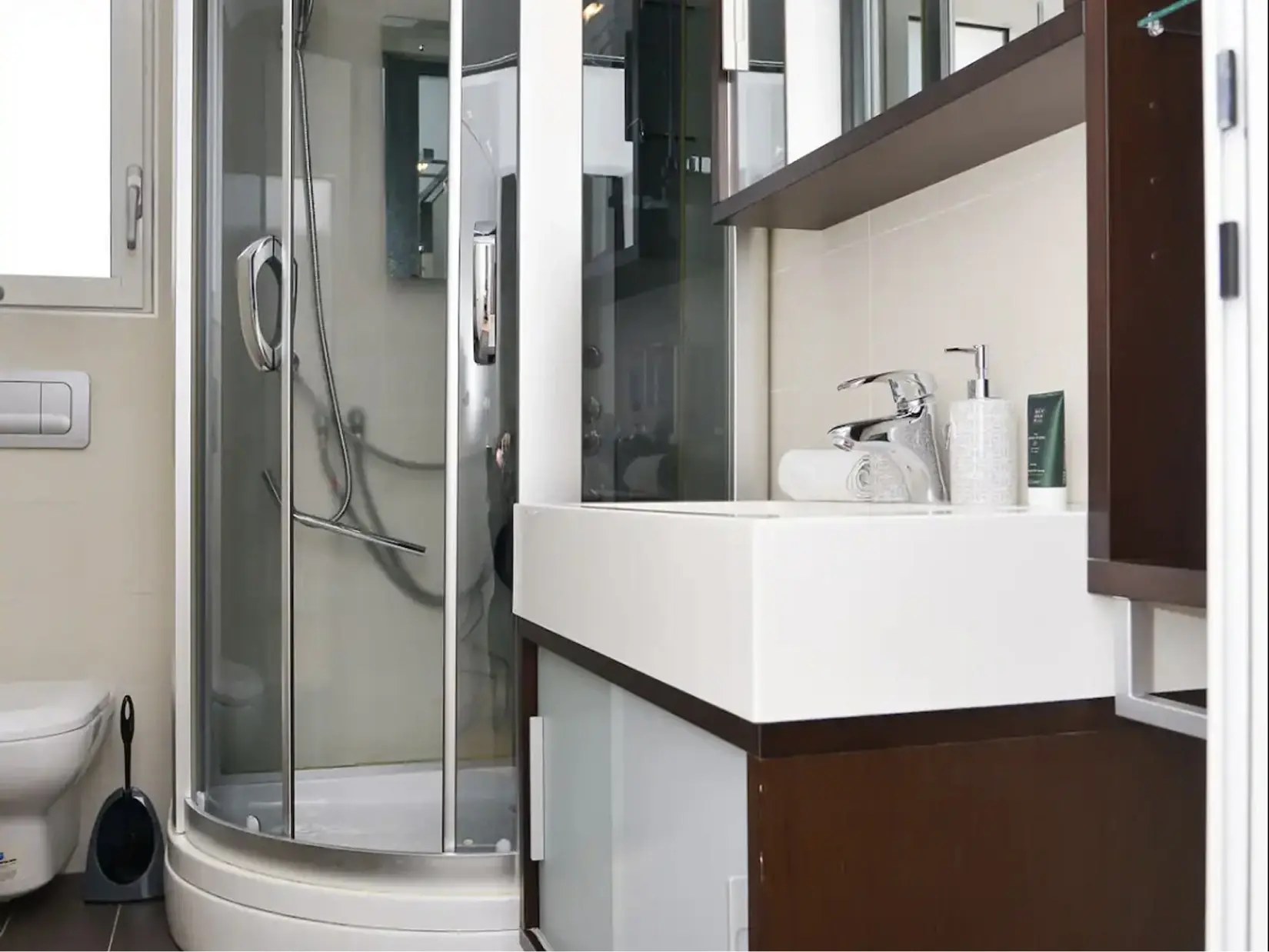 Modernes Badezimmer mit Dusche und Waschtisch