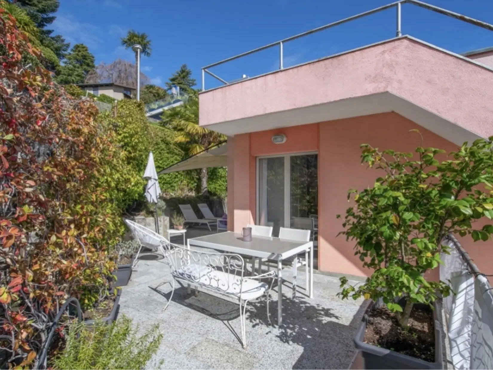 Terrasse mit Gartenmöbeln