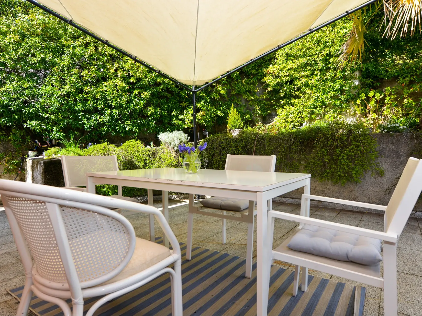 Überdachte Garten-Terrasse mit Sitzgruppe
