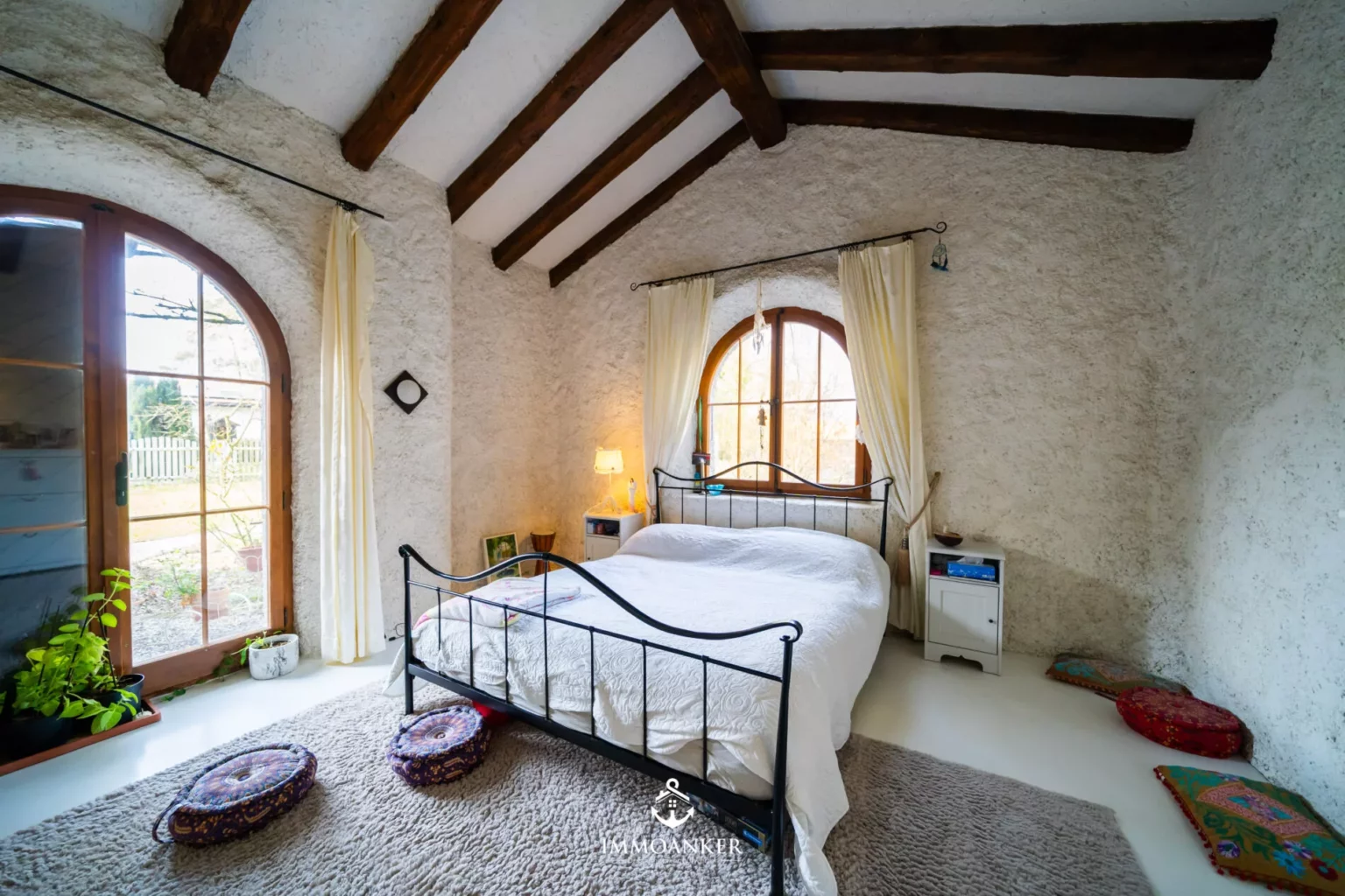 Gemütliches Schlafzimmer mit Holzbalkendecke