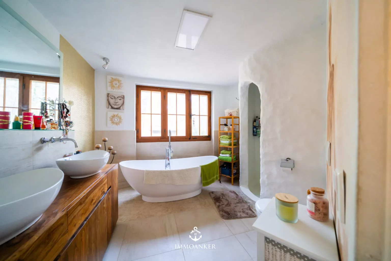 Helles Badezimmer mit freistehender Badewanne und Doppelwaschbecken