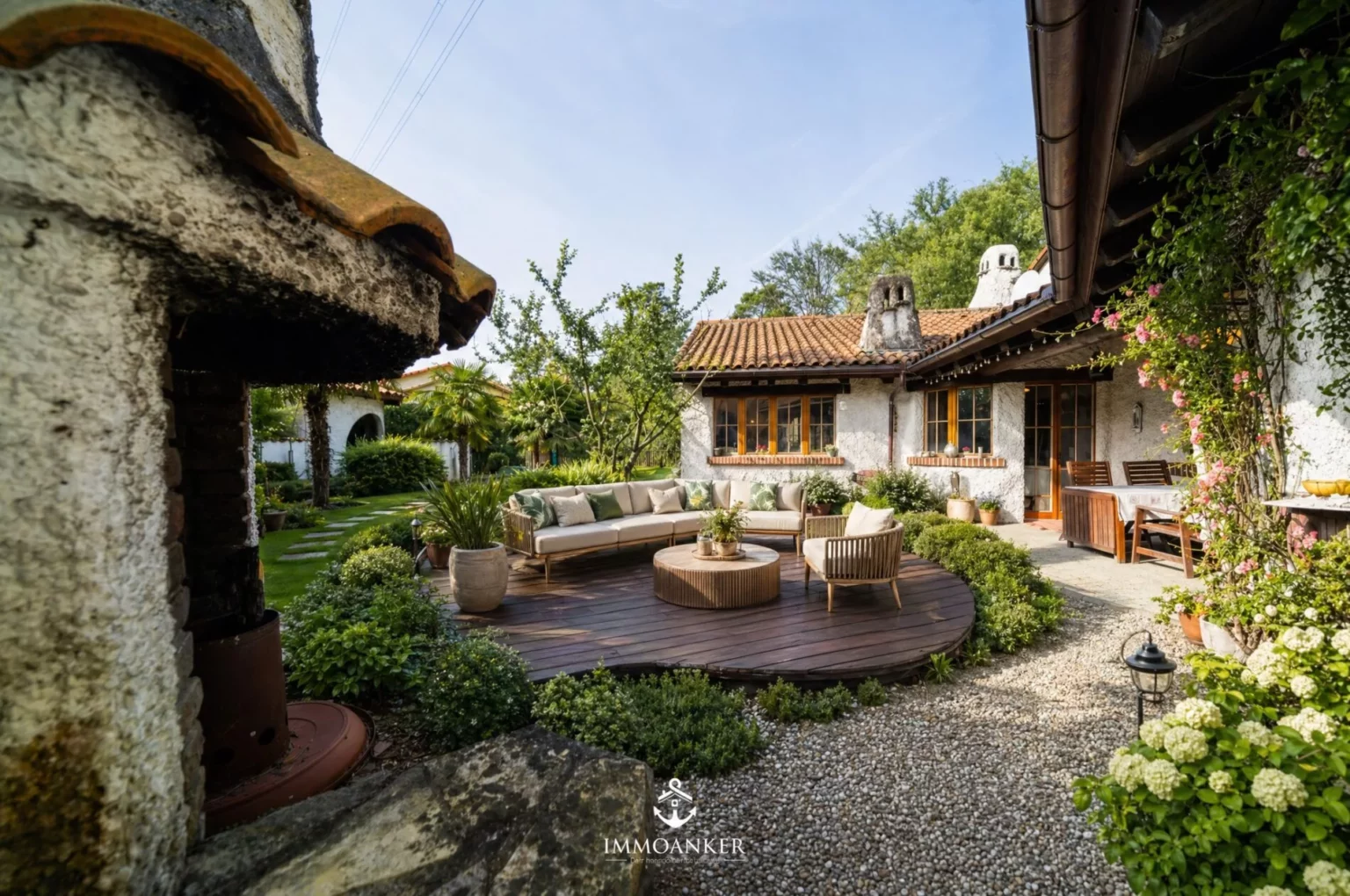 Mediterraner Garten mit Lounge und Terrasse