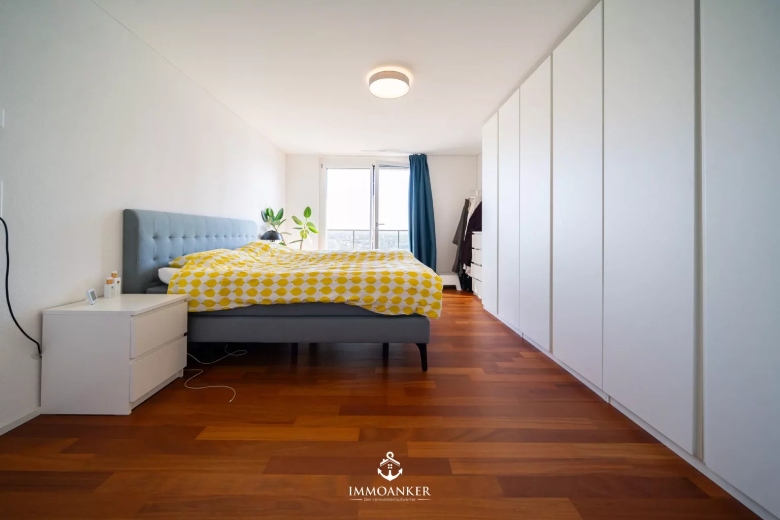 Helles Schlafzimmer mit Einbauschränken