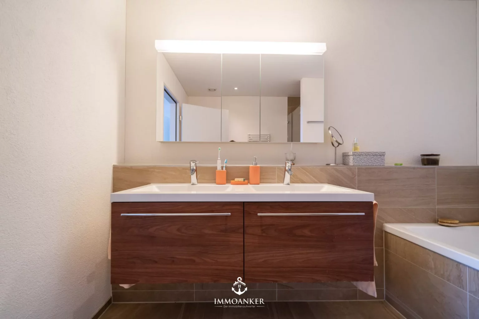 Modernes Badezimmer mit Doppelwaschtisch