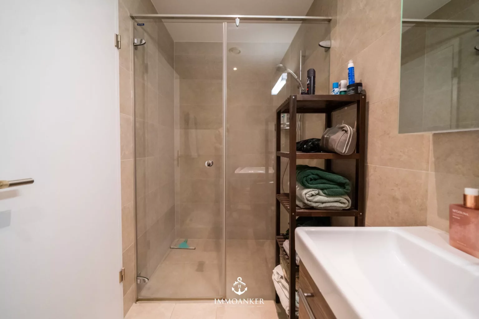 Modernes Bad mit begehbarer Dusche