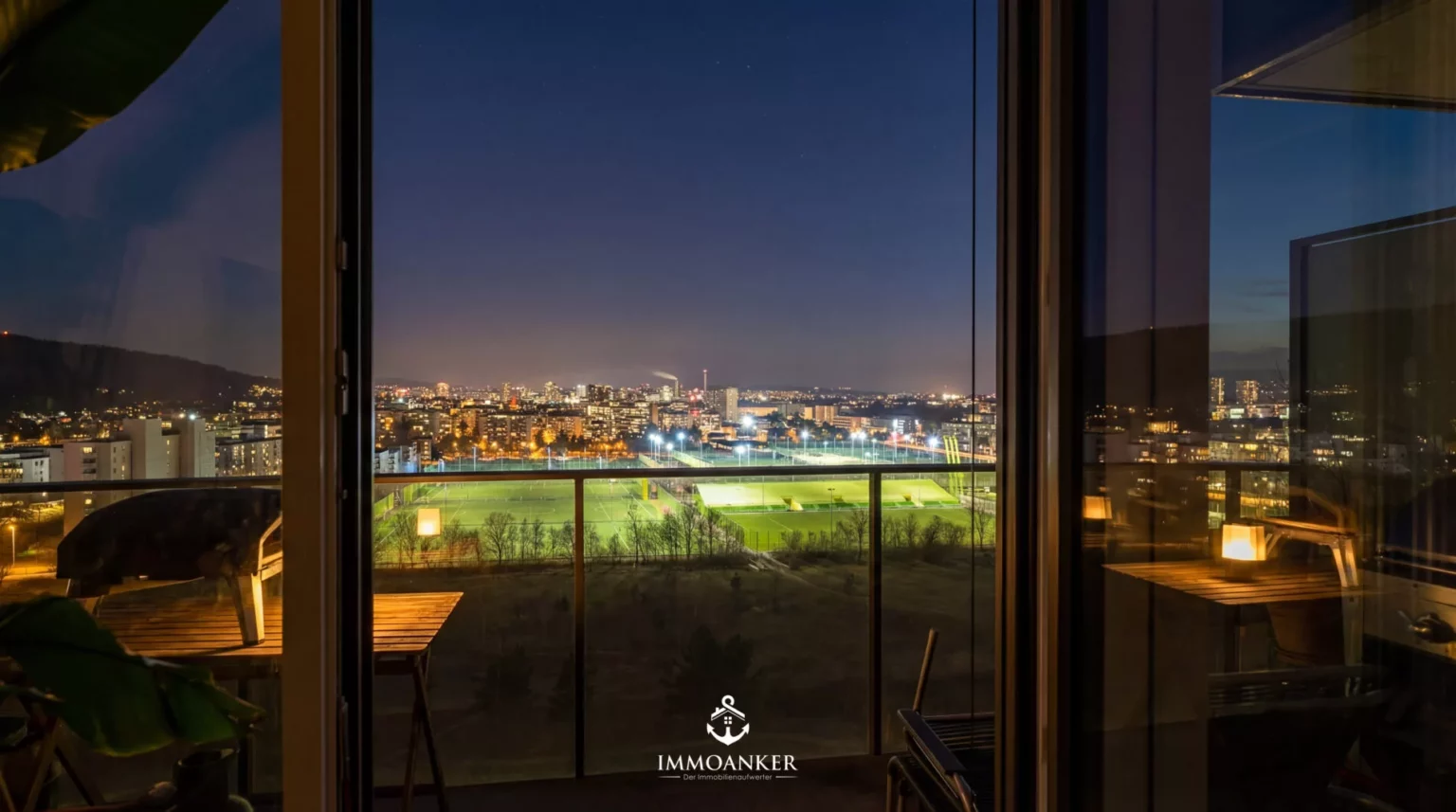 Balkon mit Nachtblick auf die Stadt