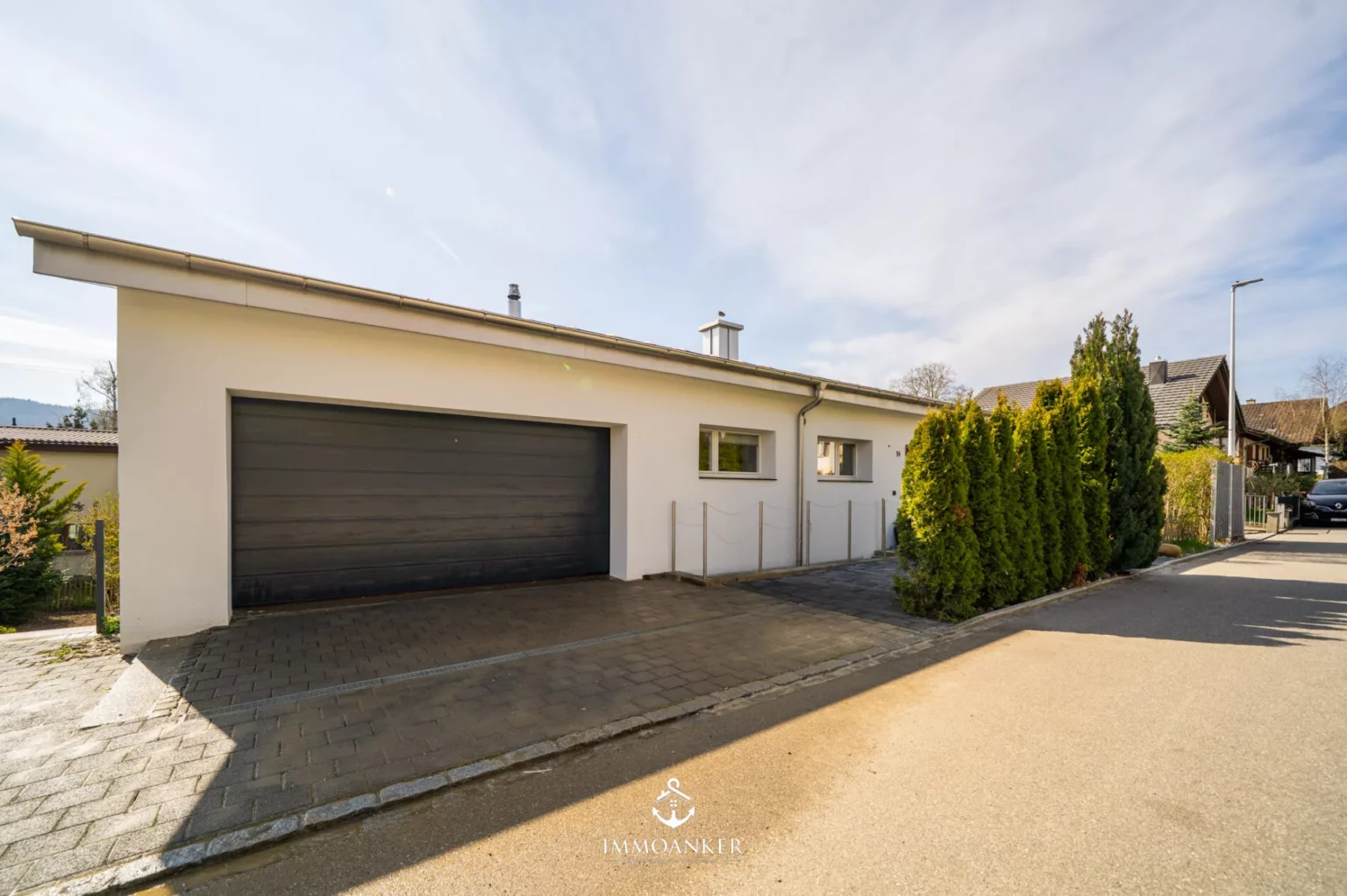 Modernes Einfamilienhaus mit Garage