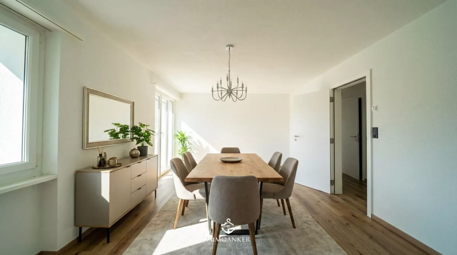 Heller Essbereich mit Holztisch
