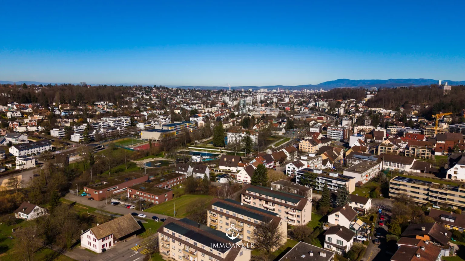 Städtische Luftaufnahme mit Panoramablick