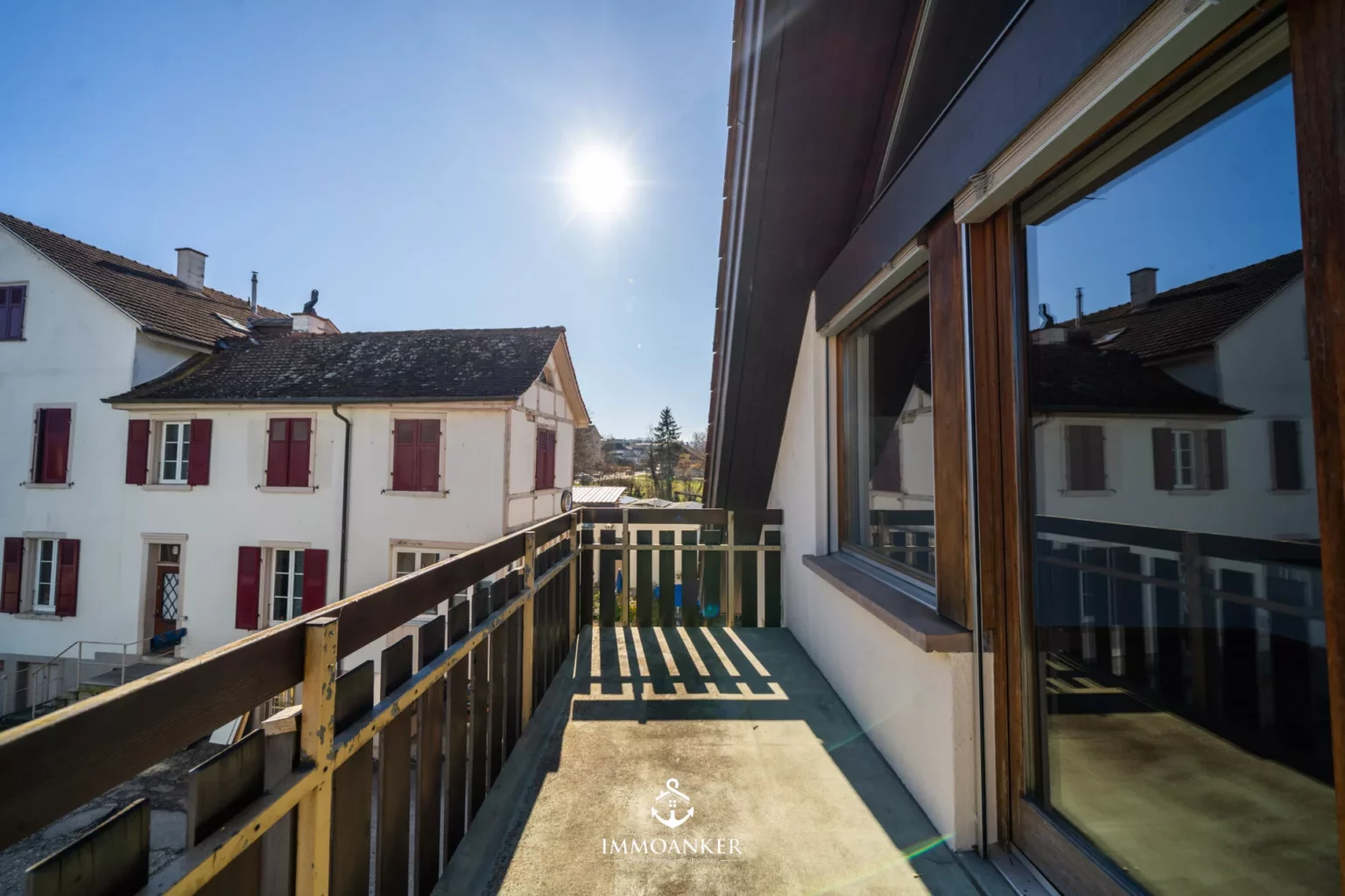 Balkon mit Blick auf Nachbargebäude