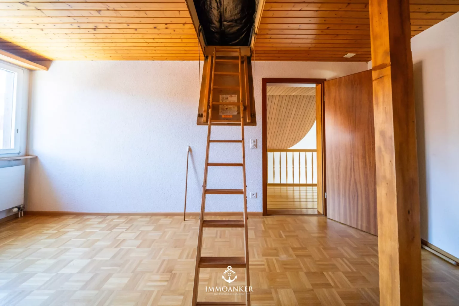 Dachraum mit Leiter und Holzdecke