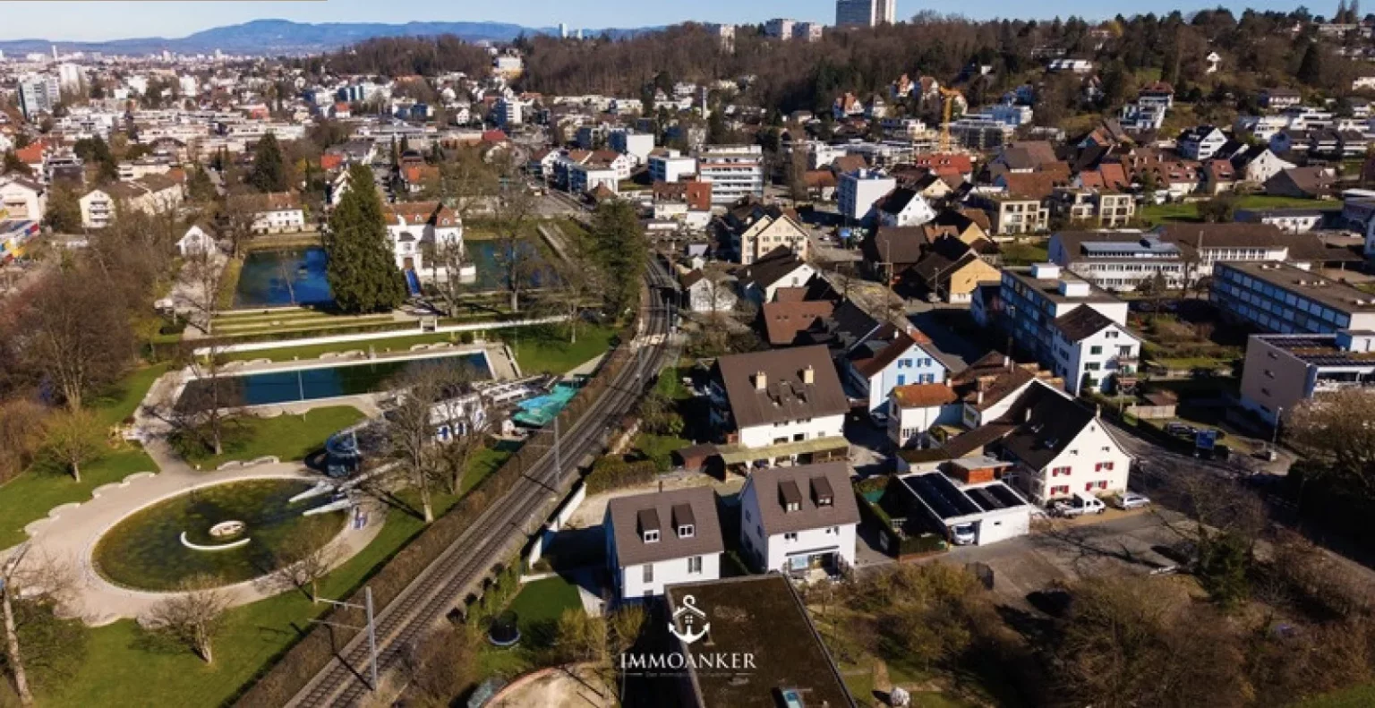 Luftaufnahme einer Wohngegend mit Parkanlage