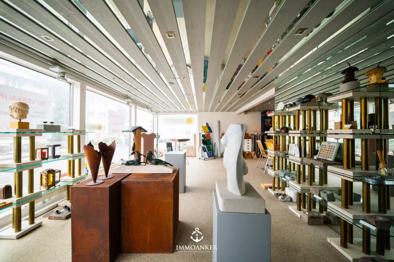 Galerieraum mit Kunstobjekten