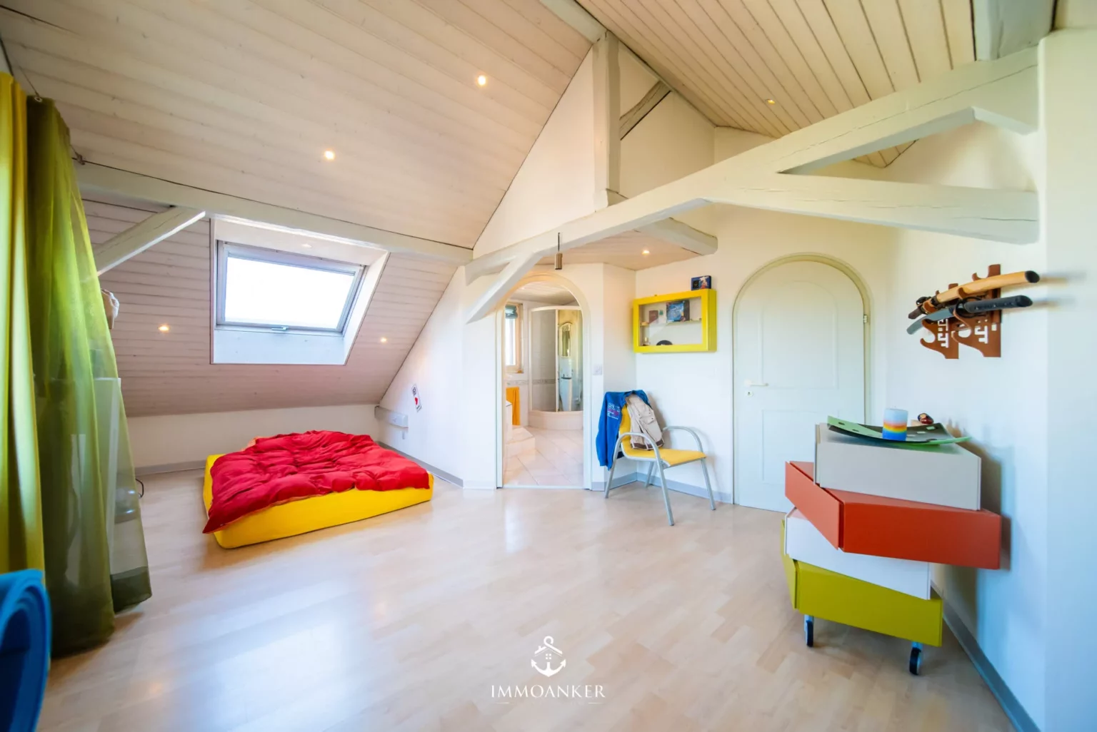 Dachgeschoss-Schlafzimmer mit Sichtbalken