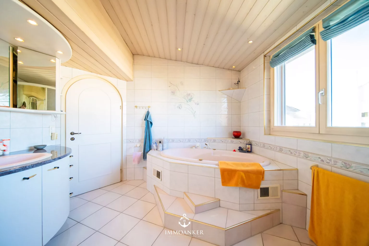 Luxuriöses Badezimmer mit Badewanne und Dachschräge